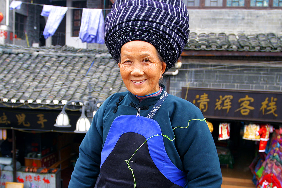 china/2007/fenghuang_miao_woman