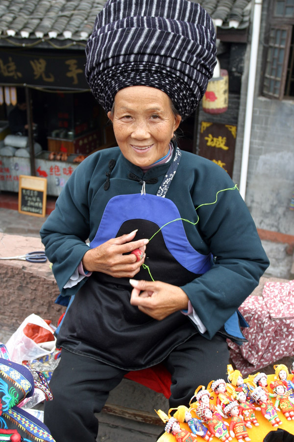 china/2007/fenghuang_miao_woman_vert