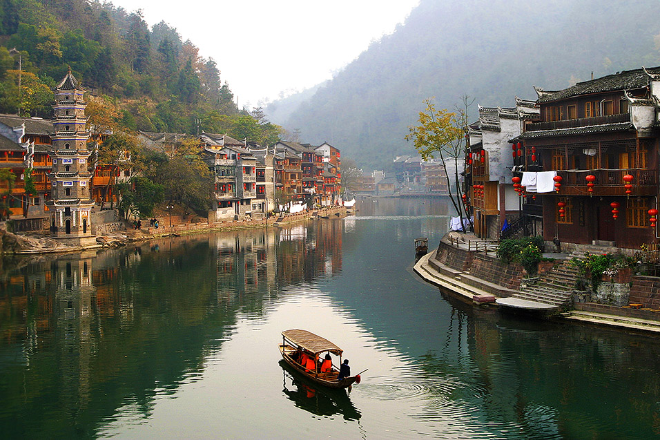 china/2007/fenghuang_river_boat