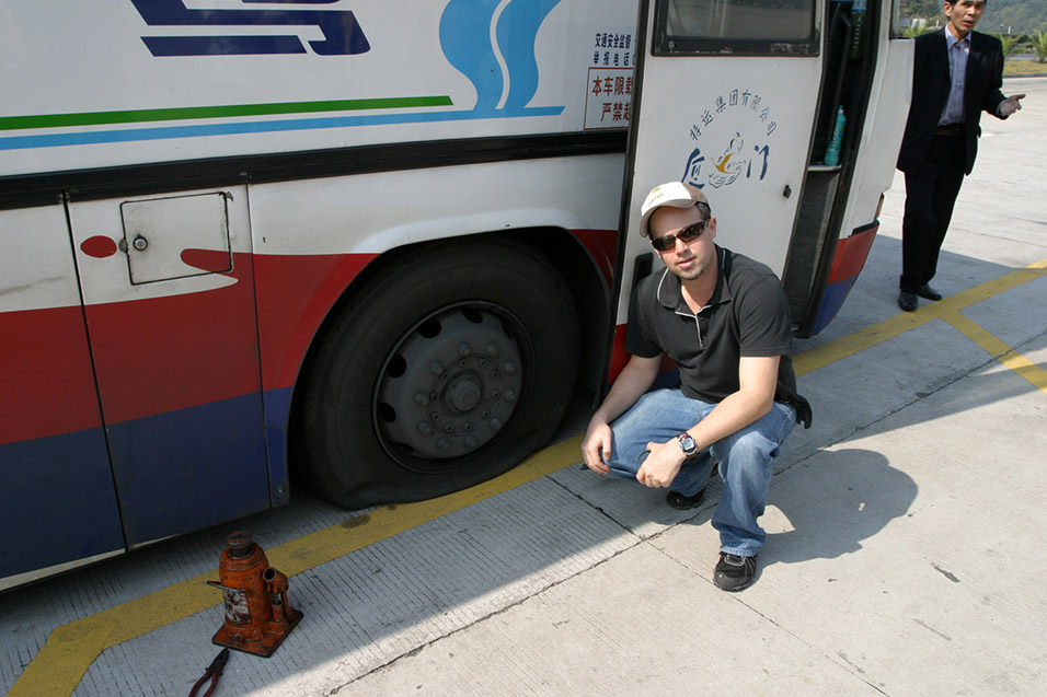 china/2007/hakka_brian_flat_tire_bus