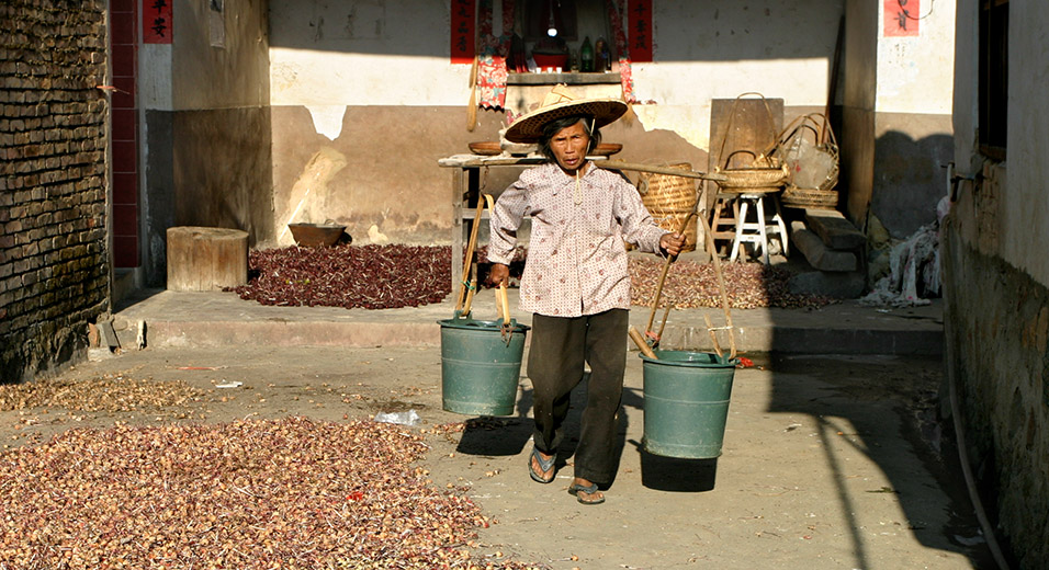 china/2007/hakka_lady_buckets