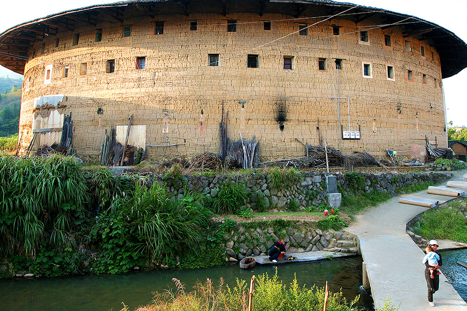 china/2007/hakka_round_house_outside_sunset