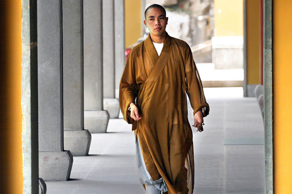 china/2007/hangzhou_monk