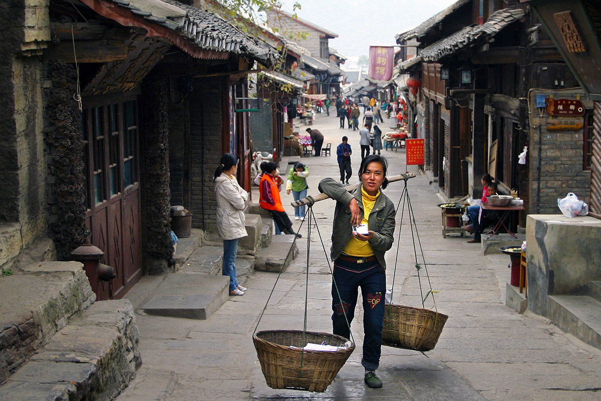 china/2007/qingyan_woman_baskets