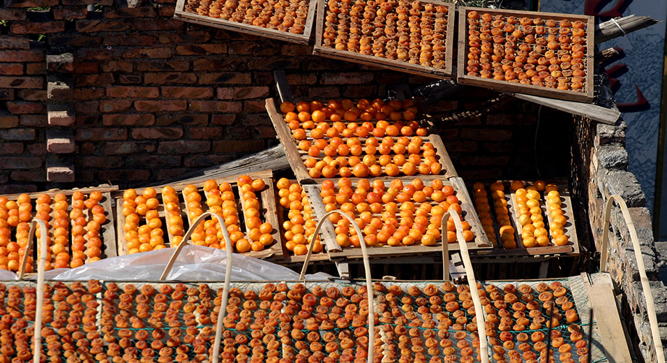 china/2007/tulou_persimmon_drying