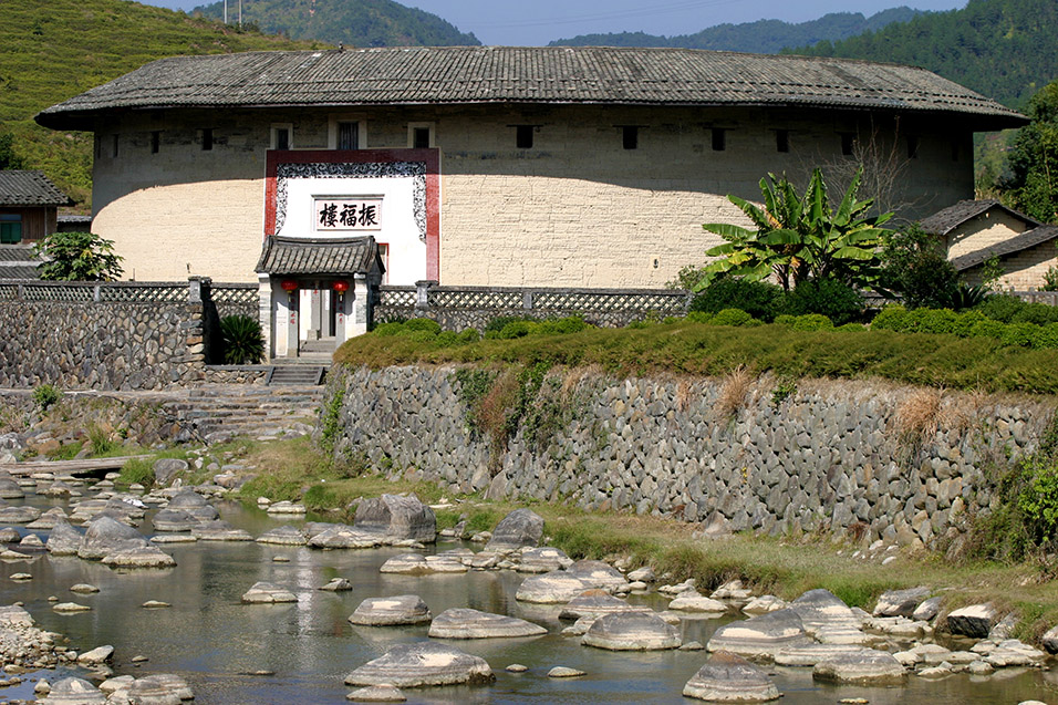 china/2007/tulou_river_stones