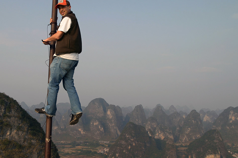 china/2007/yangshuo_brian_pole_moon_hill