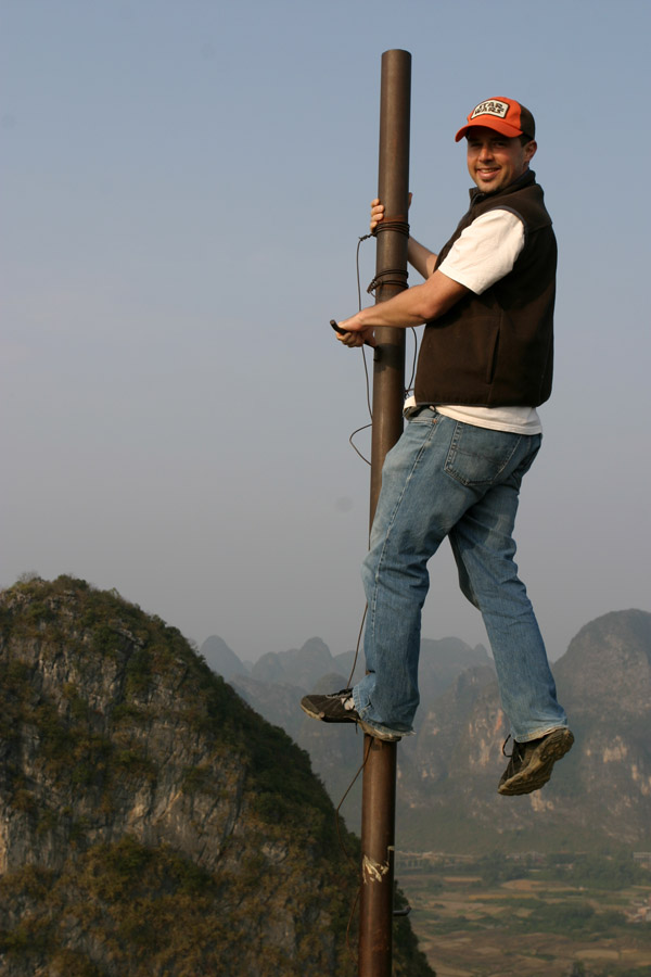 china/2007/yangshuo_brian_pole_moon_hill_vert