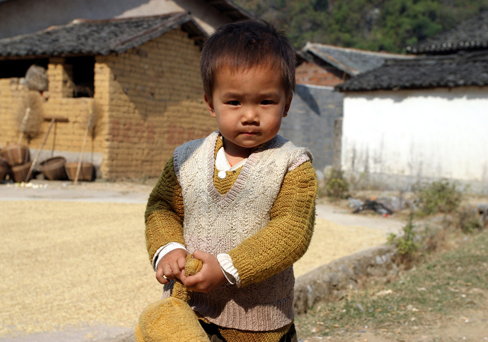 china/2007/yangshuo_yulong_boy_rice_village