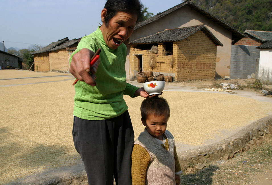 china/2007/yangshuo_yulong_lady_boy_rice_village