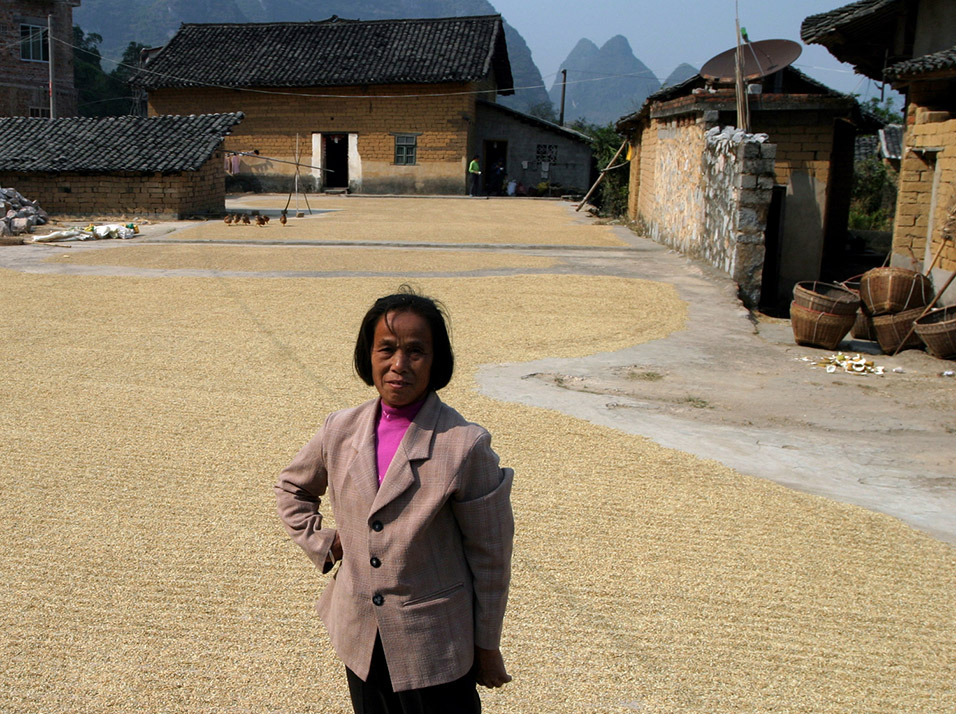 china/2007/yangshuo_yulong_lady_drying_rice