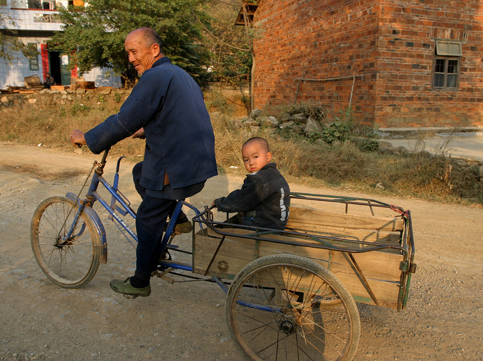 china/2007/yangshuo_yulong_man_tricycle