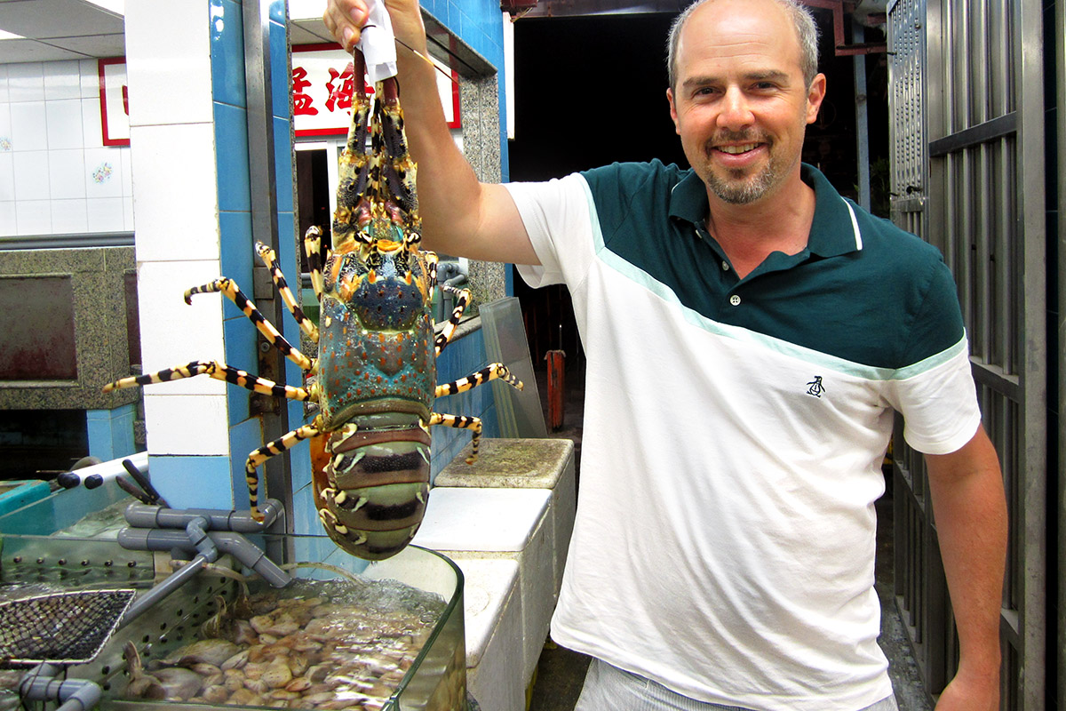 china/2012/hk_cheung_chau_island_collector_guy