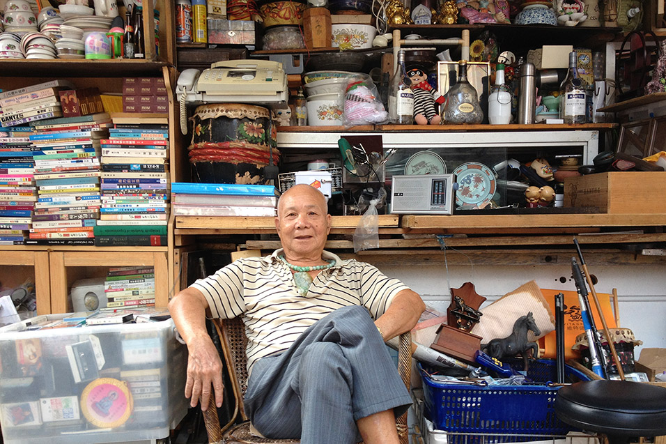 china/2012/hk_cheung_chau_island_collector_guy