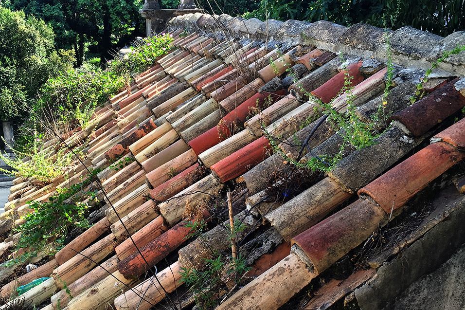 croatia/2016/dubrovnik_old_terracotta_roof_tiles