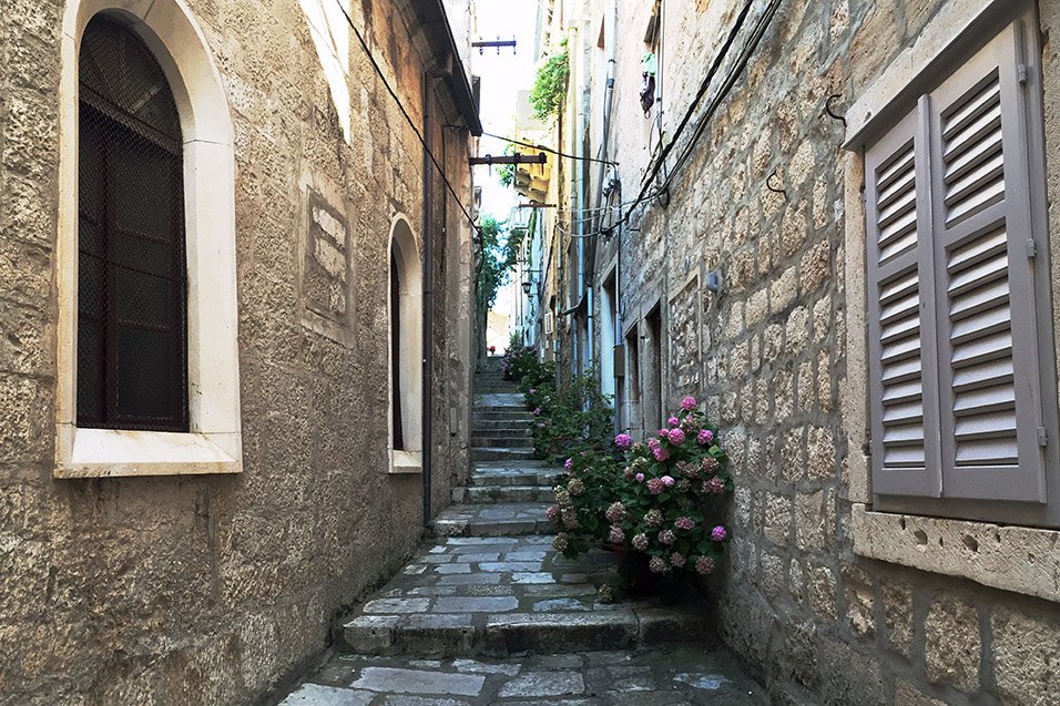 croatia/2016/korcula_stone_alleyway