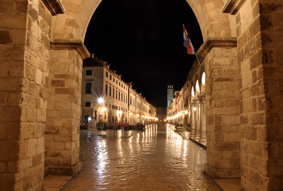 croatia/dubrovnik_south_gate_night