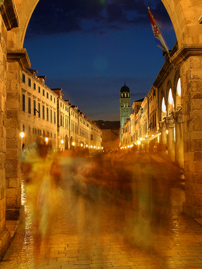 croatia/dubrovnik_south_gate_night_crowd