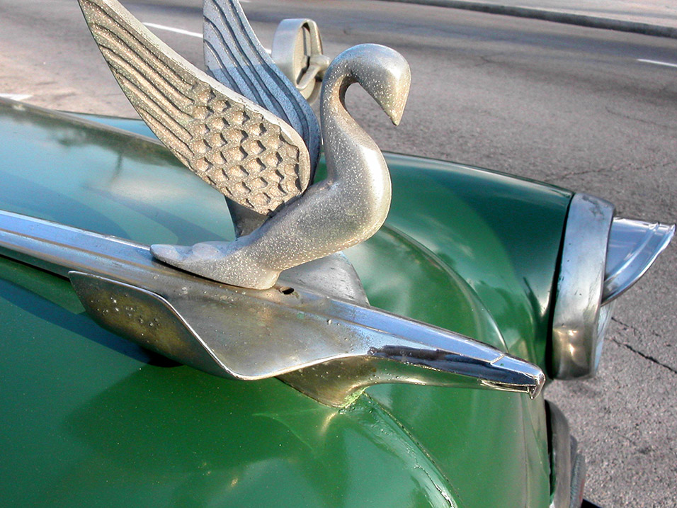 cuba/car_green_hood_ornamint