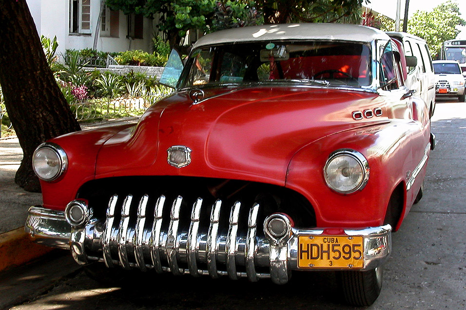 cuba/car_red_teeth