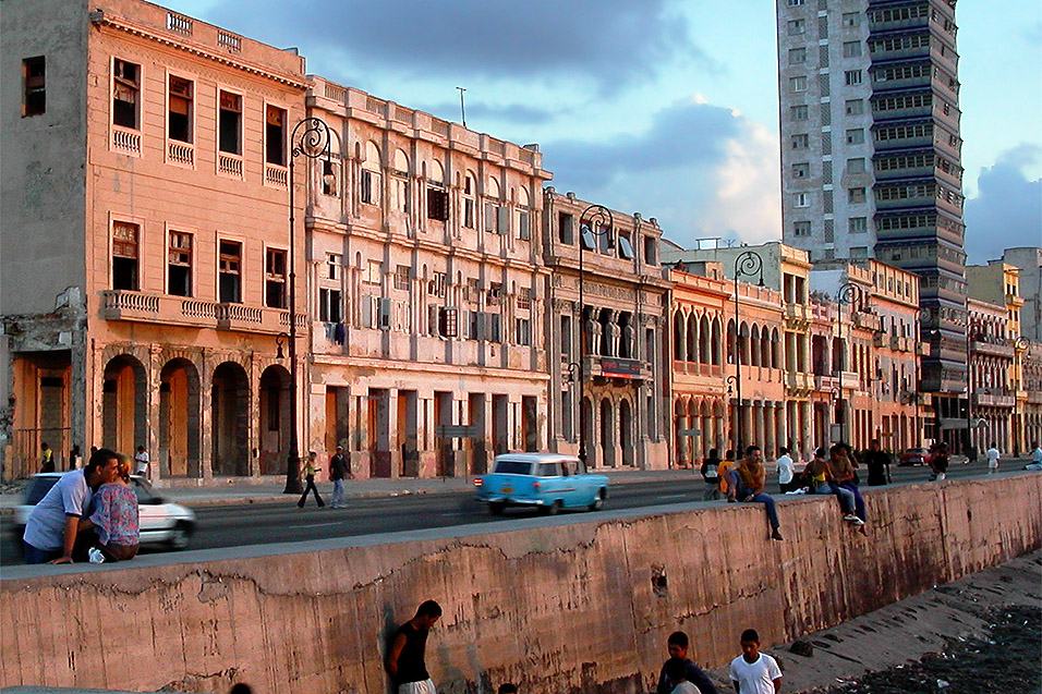 cuba/malicon_buildings_sunset