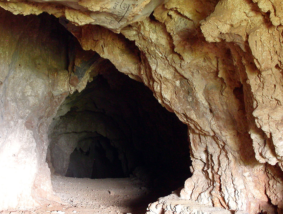 cuba/vinales_cave_entrance