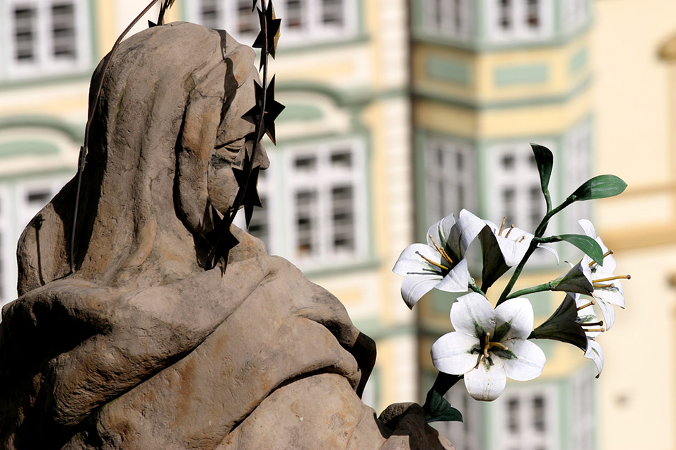 czech/prague_statue_flower