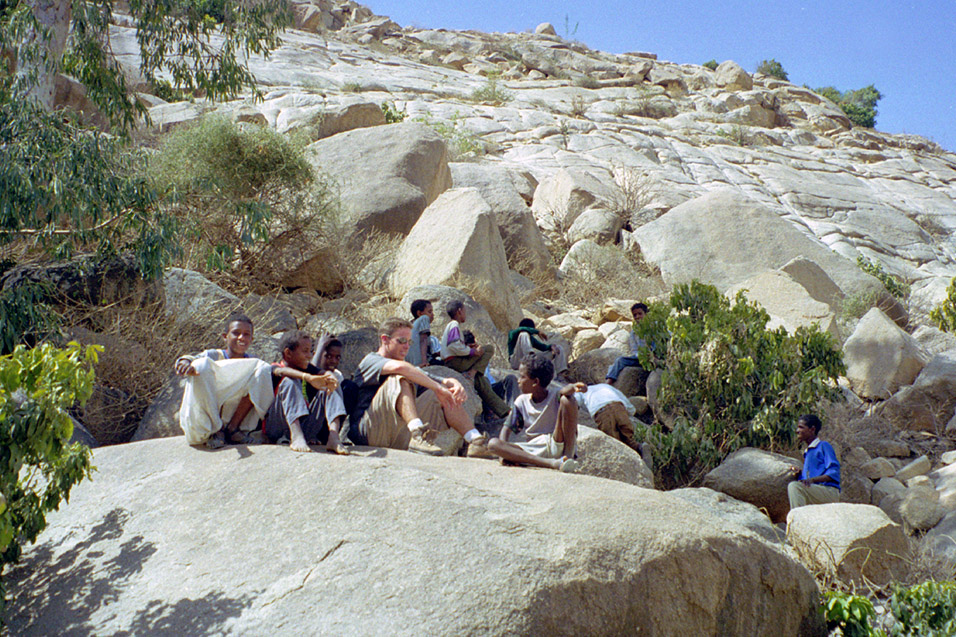 eritrea/keren_kids_todd_on_rock