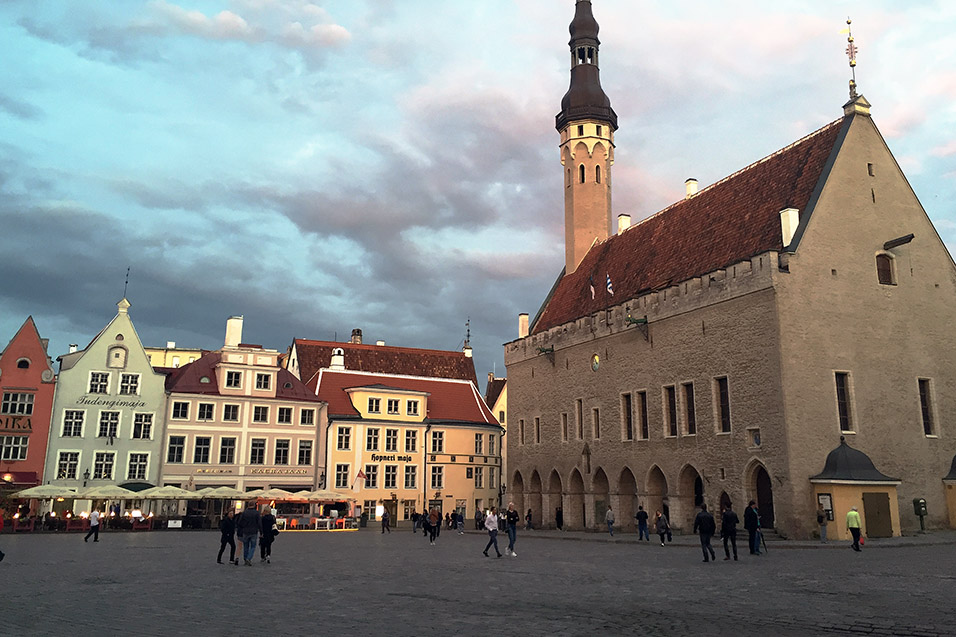 estonia/tallinn_central_square_church