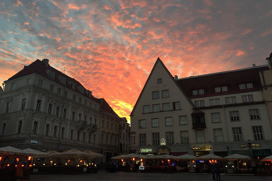 estonia/tallinn_central_square_sunset