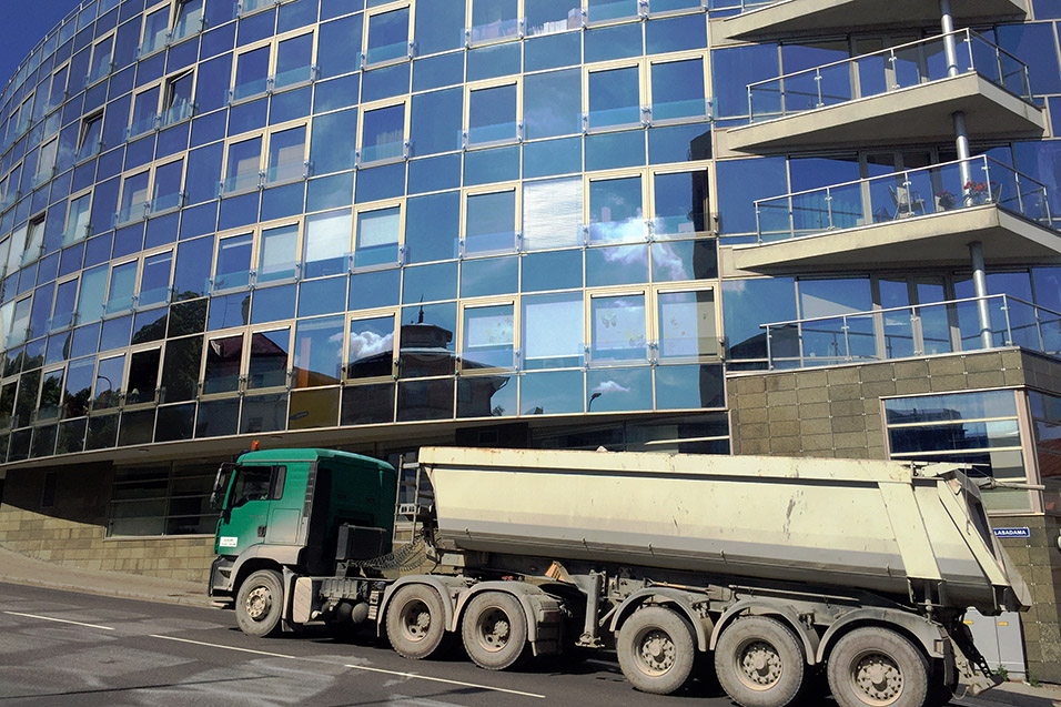 estonia/tallinn_truck_mirror_building