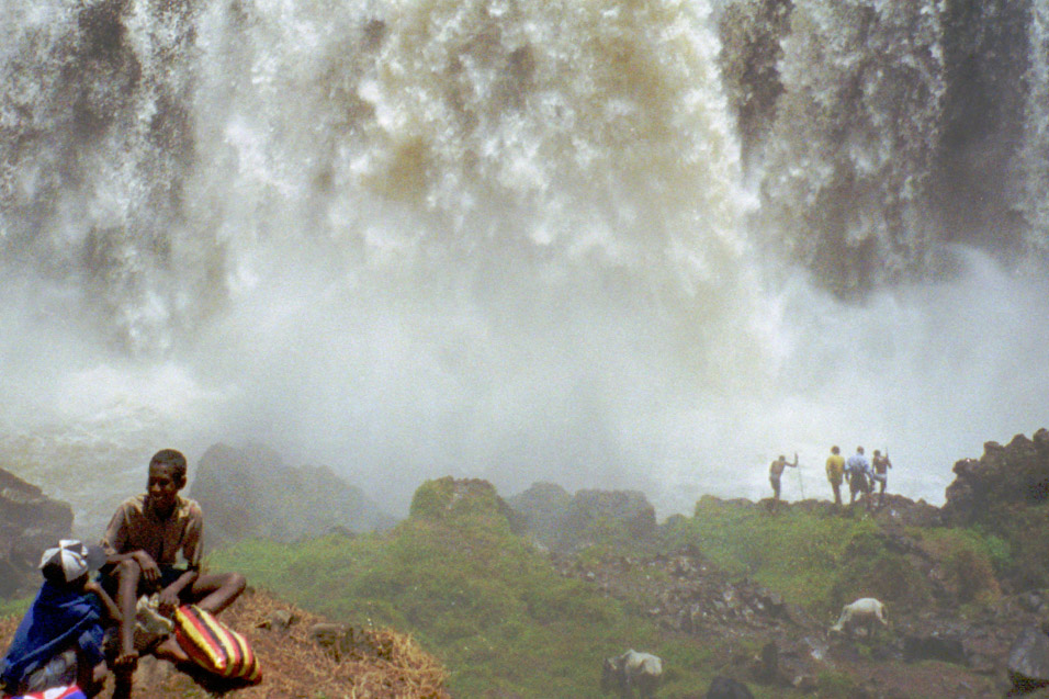 ethiopia/blue_nile_falls_people_close