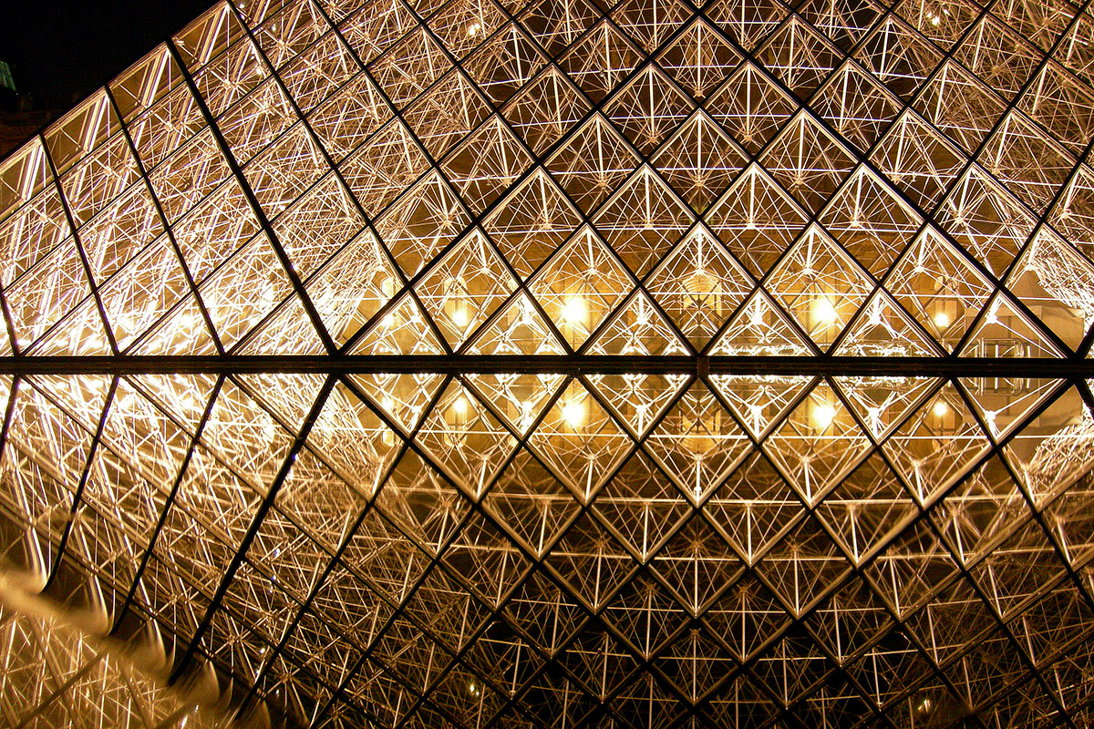 france/louvre_pyramid_night_reflection