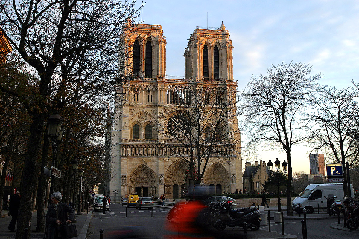 france/paris_notre_dam_in_motion