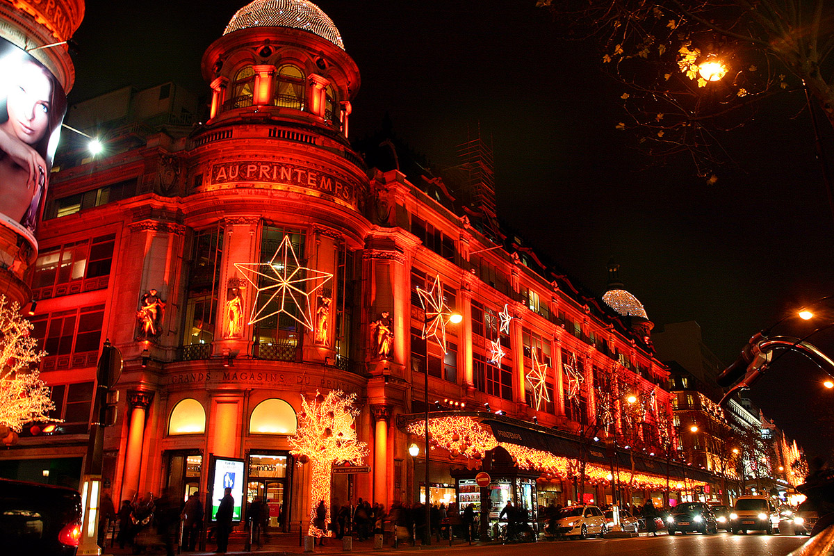 france/paris_store_holiday_lights