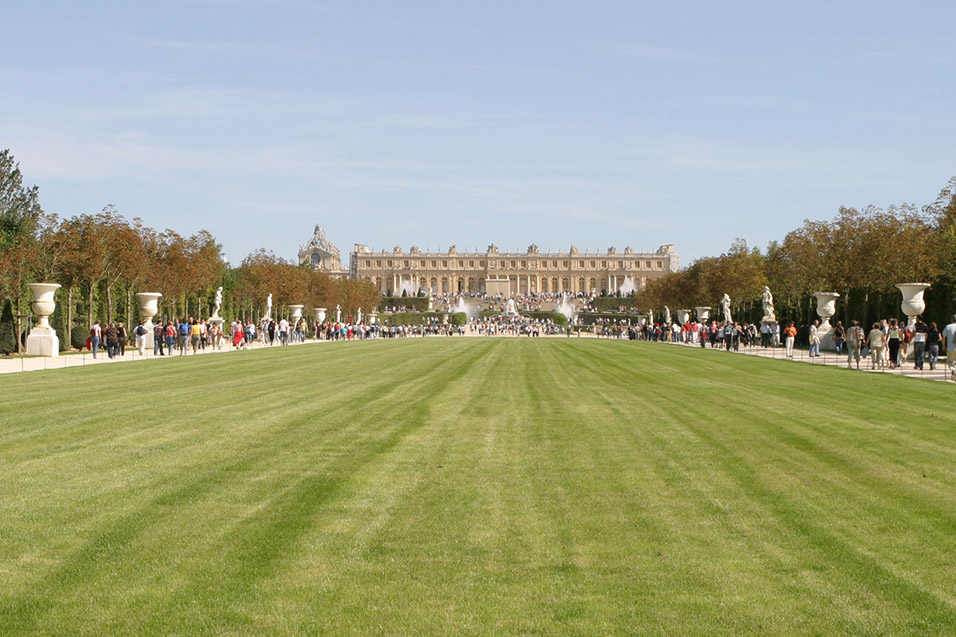 france/versailles_lawn_view