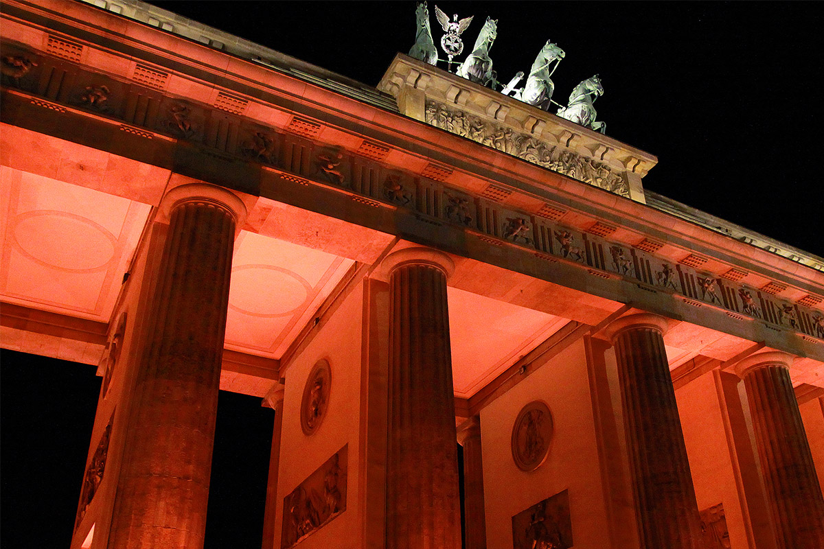 germany/2011/berlin_brandenburg_gate_red_side