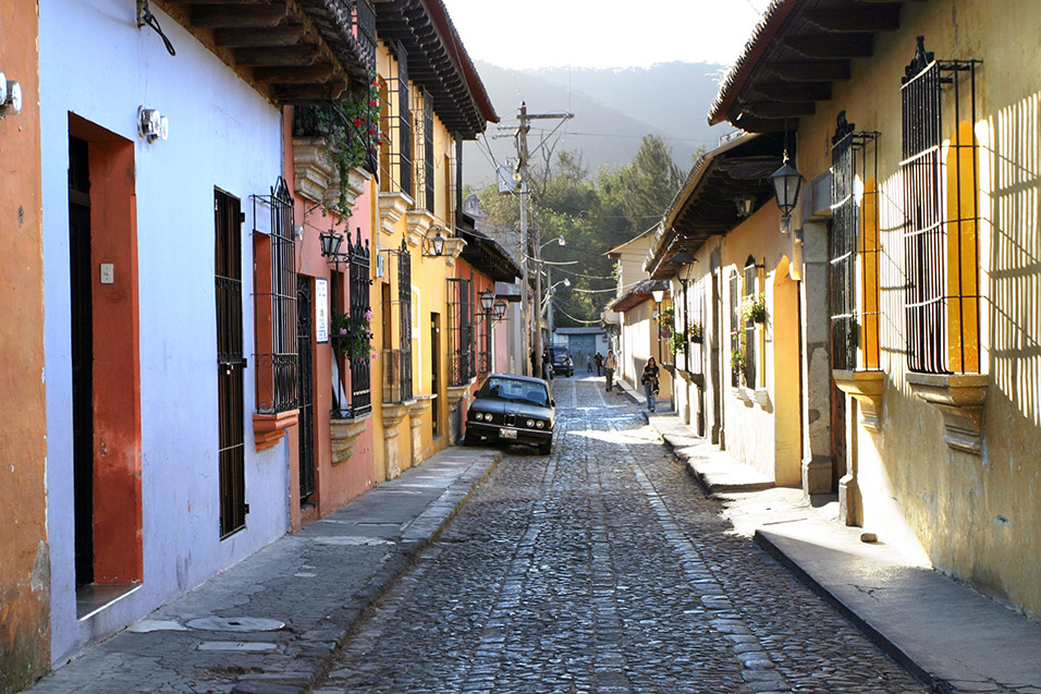 guatemala/antigua_alley_colors