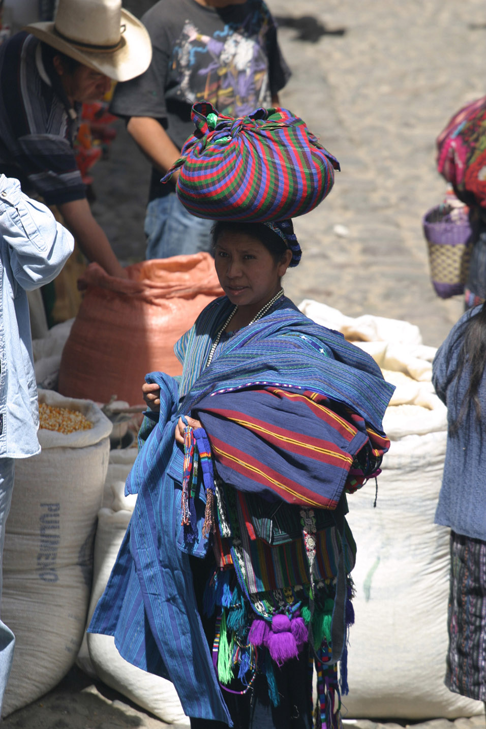 guatemala/chichi_balanced_lady