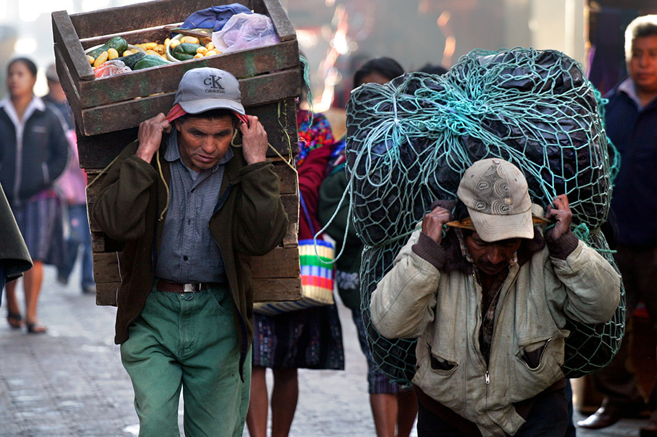 guatemala/chichi_carrying_boxes