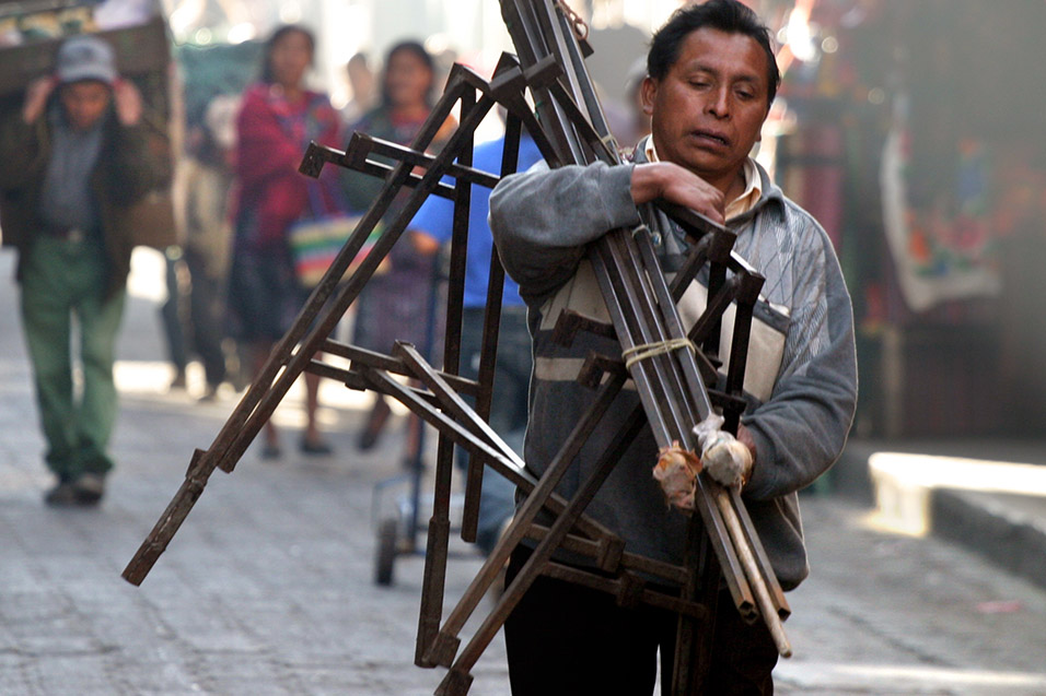 guatemala/chichi_carrying_metal