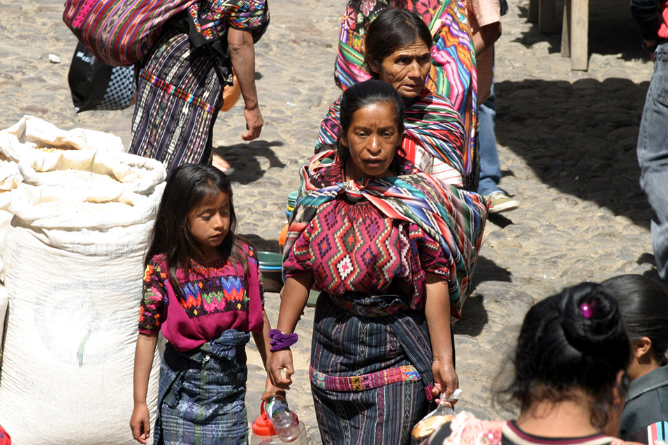 guatemala/chichi_mayan_family