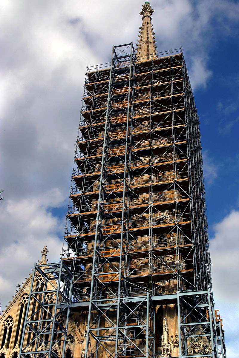 hungary/buda_church_scafolding