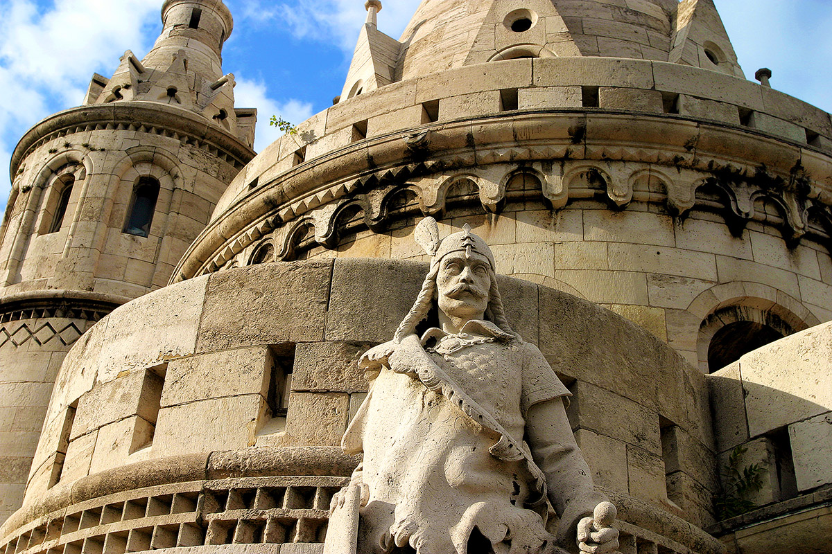 hungary/buda_stone_statue_tower