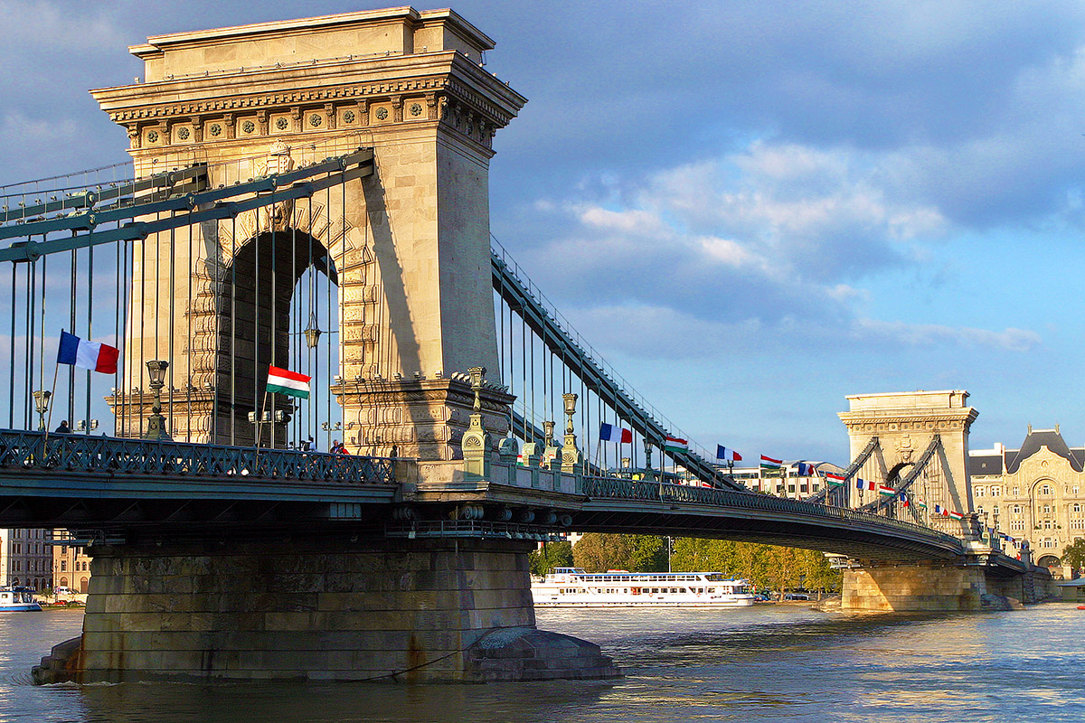 hungary/budapest_szechenyi_chain_bridge