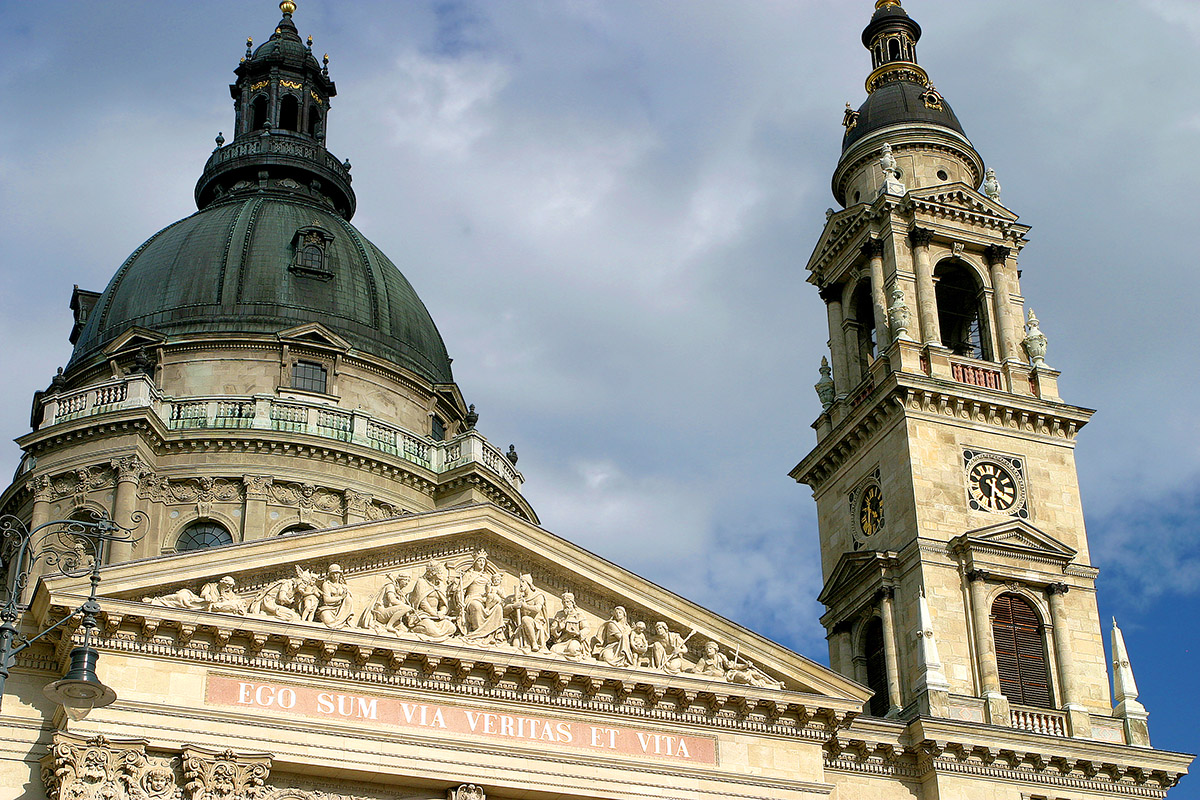 hungary/pest_church_close_2