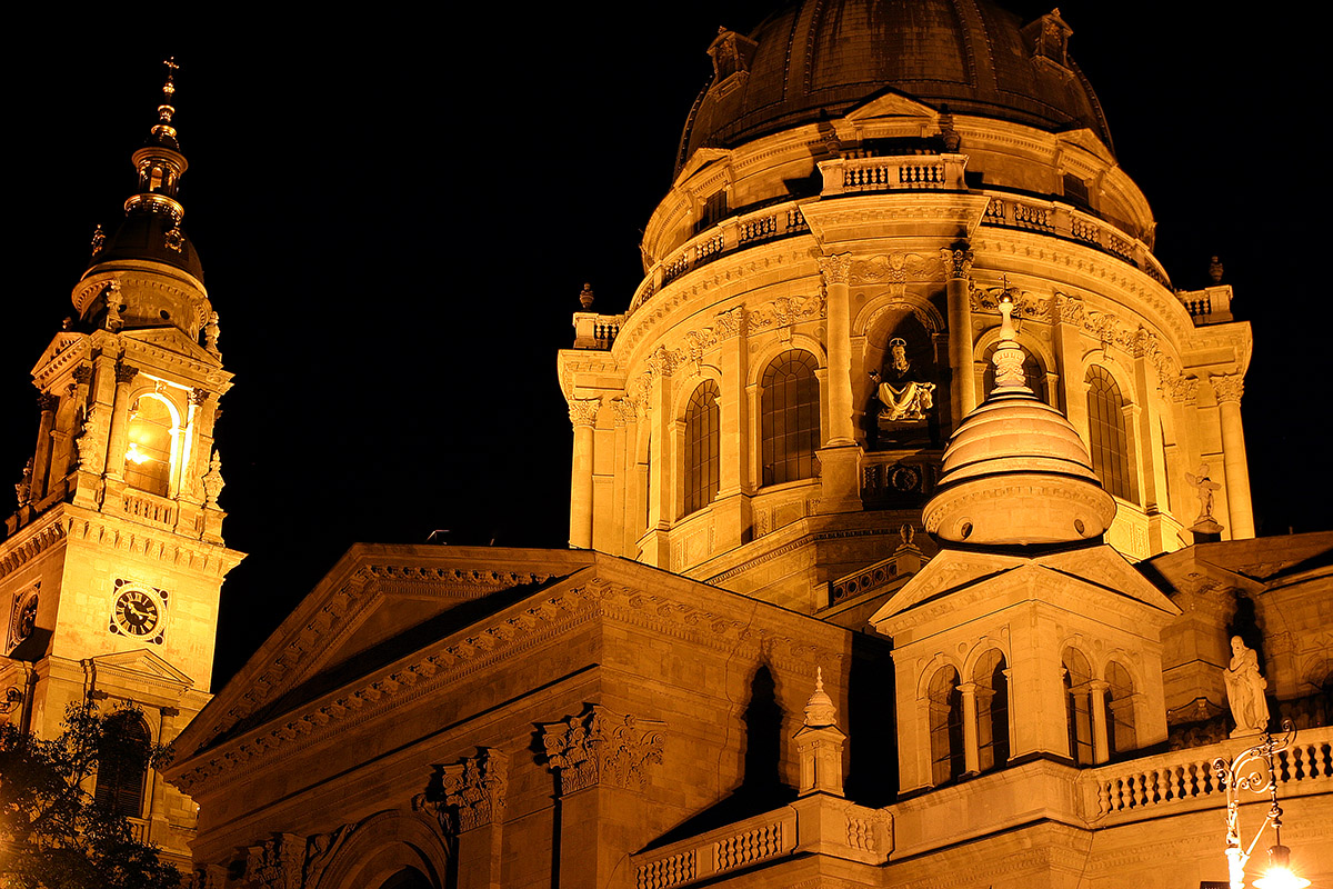 hungary/pest_church_close_night