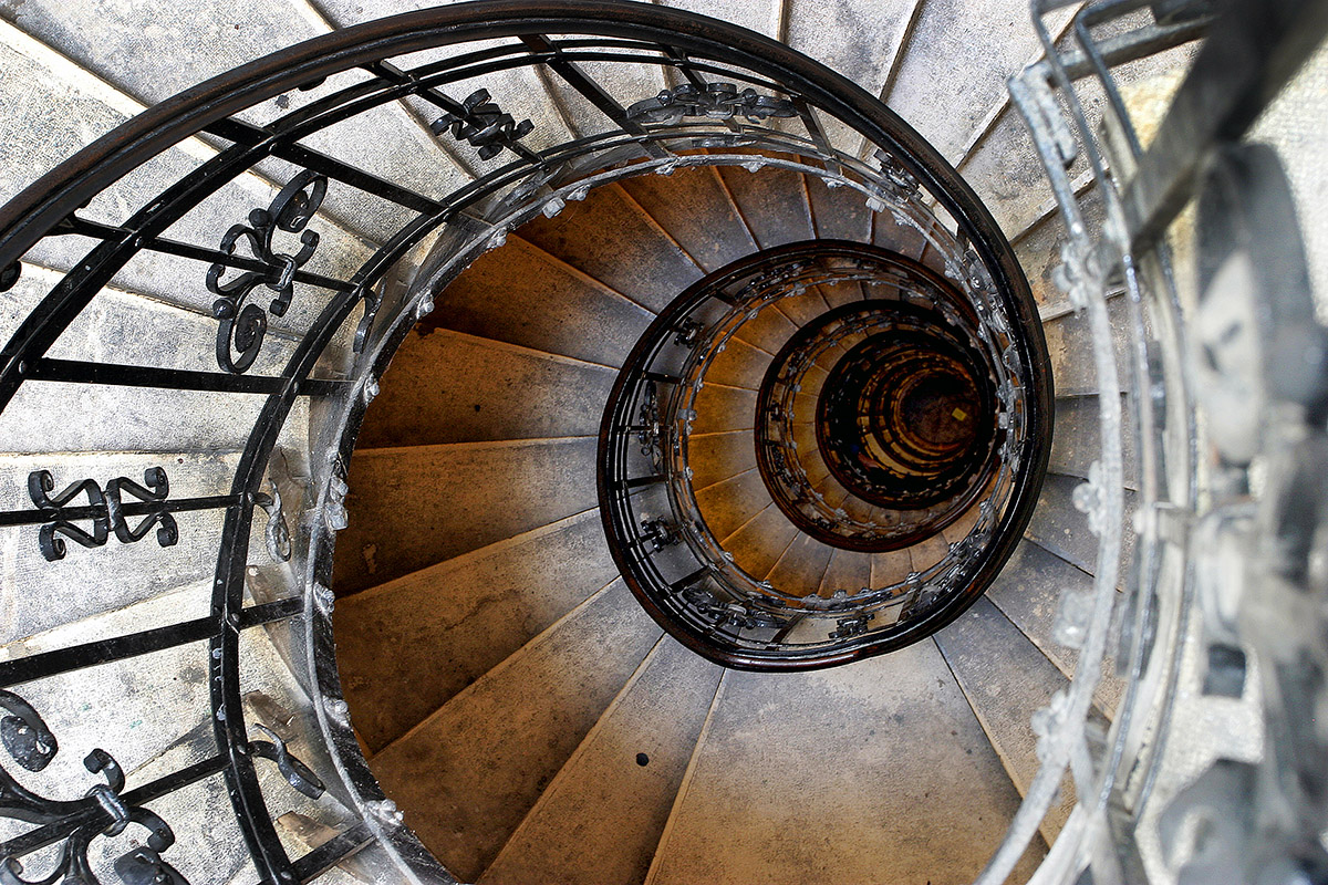 hungary/pest_church_stairwell