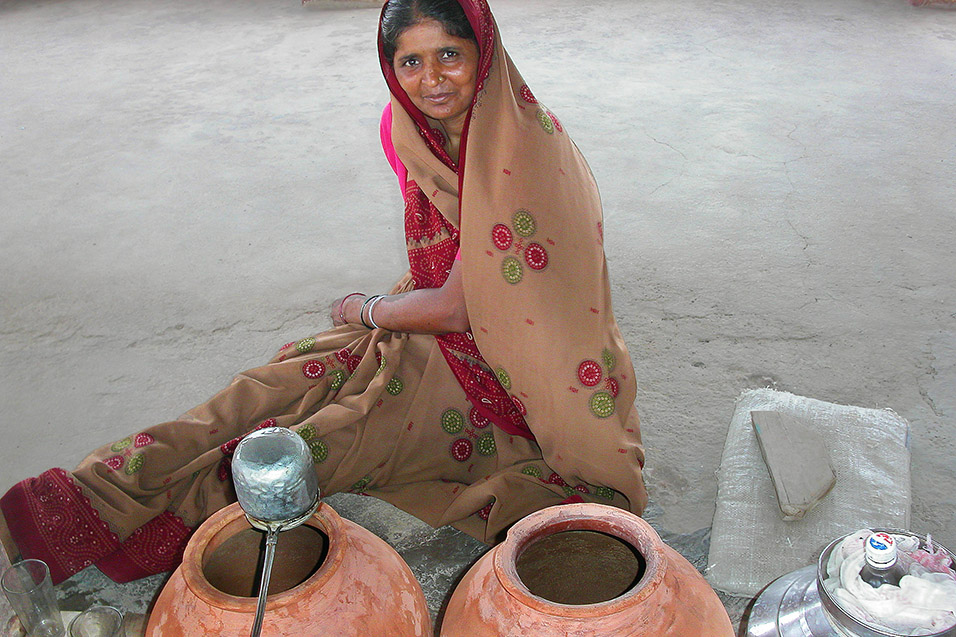 india/agra_woman_sitting_bw