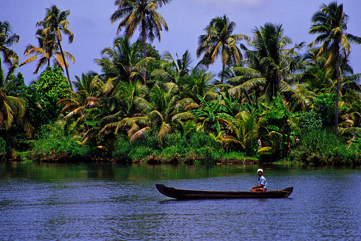 india/backwaters_canoe_man